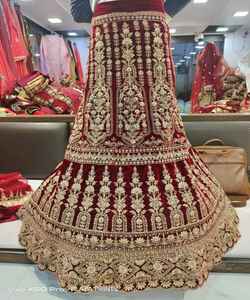 Séquence de broderie en velours la plus choisie avec travail de la pierre Lehenga Choli avec Dupatta Vêtements de mariage pour femmes Prix de gros Vêtement Alphanumero - Product Image 1