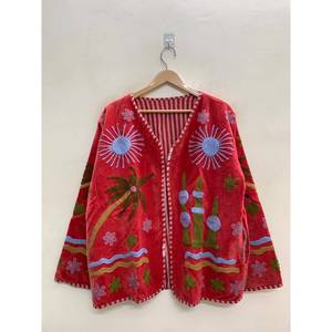 Abrigo de Invierno de Terciopelo Rojo Carmesí con Bordado Suzani y Motivos en Verde Salvia y Azul Cielo - Product Image 2