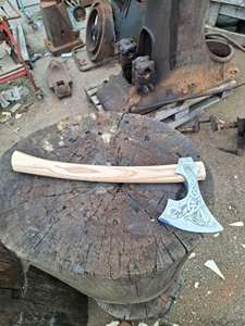 Hache viking artisanale en acier à haute teneur en carbone, gaine en cuir de qualité industrielle, manche en bois naturel, 1,5 kg, garantie 1 an - Product Image 4