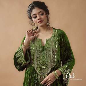 Le designer indien porte du fil de velours lourd vert de qualité supérieure brodé Kurta et pantalon avec Dupatta entièrement cousu - Product Image 1