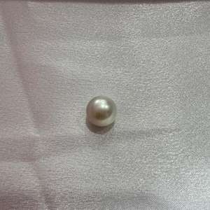 Perla marina blanca de grado AA de 12 mm que exuda una elegancia atemporal, ideal para crear joyas lujosas y adornos elegantes. - Product Image 4