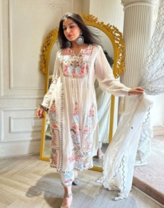 Vestido de oficina Georgette bohemio informal con cuello en V bordado hasta la rodilla Kurti lavable venta de exportación a granel - Product Image 1