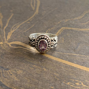 แหวนอเมทิสต์ทรงสวย (เจียระไน) น้ำหนัก 5.3 กรัม ชุบทอง ดีไซน์เก๋สไตล์ Eternity ขอบแบบ Bezel ทันสมัย ทำจากสแตนเลส ประดับด้วยอัญมณีธรรมชาติ เหมาะสำหรับเป็นของขวัญ - Product Image 1