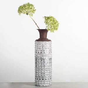 Florero de metal martillado con logotipo personalizable al por mayor, centro de mesa decorativo duradero para el hogar - Product Image 1