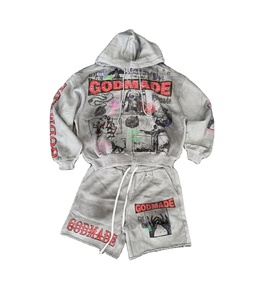 Conjunto de dos piezas para hombre: Sudadera con capucha de invierno personalizada de felpa gruesa con aplique de letras en degradado y bordado, y pantalones cortos cargo oversize. - Product Image 2