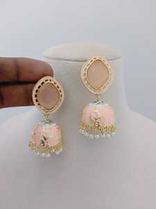 Impresionante fusión de Mughal Art Midnight Esmalte Jhumka Pendientes Set Latón Hecho Pendientes colgantes de moda a granel con diseño personalizable - Product Image 4