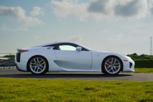 Sử Dụng 2012 Lexus LFA Sedan Tự Động LHD Ngọc Trai Trắng Bên Ngoài Màu Đỏ/Đen Da Nội Thất 4.8L V10 Turbo 8L AWD Ánh Sáng Da R18 - Product Image 4