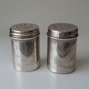 Molino decorativo de sal y pimienta de acero inoxidable, superficie de pátina envejecida rústica, trabajo artesanal, diseño moderno, comedor ecológico duradero - Product Image 2