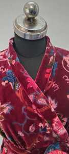 Bata de terciopelo con estampado de flores de luxurions, kimono unisex con estampado de flores, envoltura con cinturón, bata inspirada en Safari, felpa, Oliva, Burdeos - Product Image 3