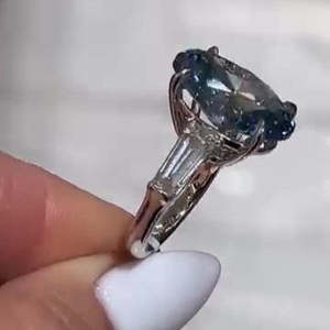 Anillo de Diamantes Azules de Laboratorio con Certificación IGI, 8.50ctw, Corte Ovalado, Tres Piedras con Laterales Baguette, Corte Catedral, VVSVS, Efecto Ombre - Product Image 5
