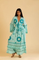 Robe longue bohème bleue charmante et fantaisiste avec des déchirures sur le bas, l'incarnation de la broderie de paillettes dorées, robe maxi pour femmes
