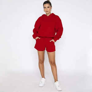 ชุดเซ็ตเสื้อฮู้ดดี้ผ้าฝ้ายและกางเกงขาสั้นเหนือเข่าสำหรับผู้หญิง สวมใส่สบายๆ สไตล์ลำลอง โอเวอร์ไซส์ สองชิ้น สีพื้น แฟชั่น - Product Image 1
