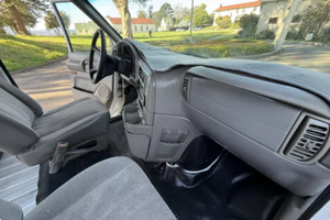 Conduite abordable - Véhicule d'occasion avec conduite à gauche |   Conduite à droite |   2001 G M C SAFARIISS SL - Product Image 5