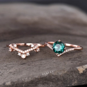 Juego de anillos de novia esmeralda de 2 piezas con laboratorio de corte redondo-Anillo de compromiso Esmeralda y banda de boda curva-Hecho a mano en plata 925 - Product Image 2