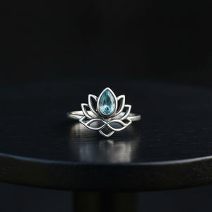 Anillo de Flor de Loto Relleno de Plata Hecho a Mano con Aguamarina - Product Image 2