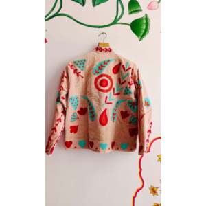 เสื้อแจ็คเก็ตผ้ากำมะหยี่ปักลายซูซานีแบบกลับด้านได้สำหรับผู้หญิง - ลายดอกพีช ผ้าซาตินเย็บติดกัน ซับในผ้าลินิน คอจีน แต่งด้านข้าง - Product Image 1