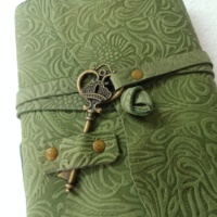 Journaux clés en cuir en relief de fleurs sur mesure fabriqués avec du vieux papier bordé d'aspect antique en taille 5*7 pouces