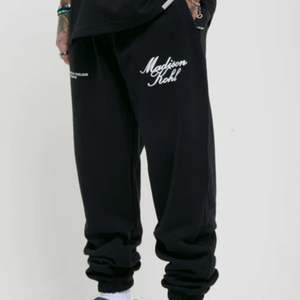 กางเกงจ็อกเกอร์ผ้าฟลีซเนื้อหนัก 100% ผ้าฝ้าย ทรงหลวม สไตล์ลำลองสตรีทแวร์สำหรับผู้ชาย สีดำ พิมพ์ลายสกรีน กระเป๋าซิป สีดำ - Product Image 3