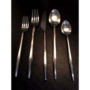 Vente en gros de couverts noirs avec logo personnalisé avec poignée d'extrémité solide au design fait main Ensemble de couverts à l'aspect unique et moderne - Product Image 2