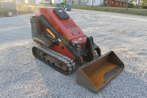 Chargeuse compacte sur chenilles Ditch Witch SK650 de 2008, 31,5 CV, moteur diesel Kubota, capacité de 650 lb, à vendre - Product Image 3