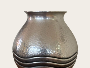 Jarrón Redondo de Aluminio Fundido con Diseño Único, Acabado Plateado, Decoración de Lujo para Interiores de Hogar, Oficina y Hotel - Product Image 5