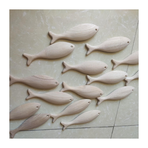 Escultura hecha a mano de pez de madera natural que refleja artesanía auténtica - Product Image 1