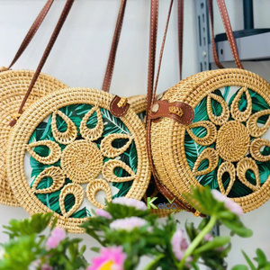 Bolso de Ratán Redondo Morado con Incrustaciones de Madreperla, Bolso Bandolera Tejido a Mano Estilo Boho para Uso en Verano, Playa y Resort, Venta al por Mayor de Fábrica - Product Image 2