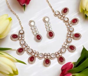 Conjunto de Collar y Aretes de Diseño de Alta Calidad con Acabado Dorado y Aspecto de Piedras, Colección para Bodas y Fiestas para Mujer - Product Image 2