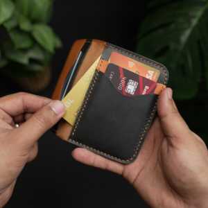 Cartera de Cuero Bifold con Bloqueo RFID WF Leathercraft No.70 (Negro Cósmico y Marrón) - Product Image 1