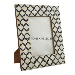 Cadre photo traditionnel en métal avec travail floral complexe et fini en détresse parfait pour la décoration intérieure d'inspiration rétro vintage - Product Image 5