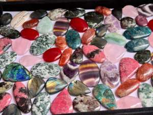 Venta al por mayor 100% Natural Green Gemstone Mix Cabochon AAA Grade Pulido Piedras preciosas sueltas Buena calidad Suministro a granel OEM disponible - Product Image 2