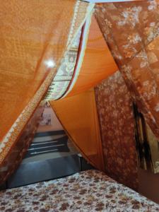 Sari indien multicolore Bohème vintage Saree Décoration intérieure polyvalente ou camping Moustiquaire et tente à baldaquin - Product Image 5