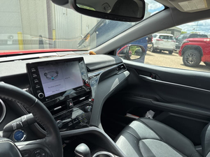 Sedán híbrido de lujo modelo 2023 con motor de 2.5 litros, transmisión automática y tracción delantera (FWD) - Product Image 6