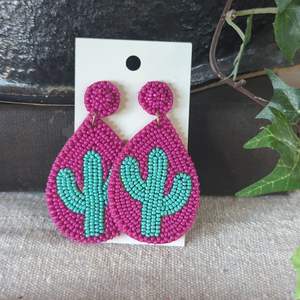 Elegante diseño de cuentas, pendientes de moda bordados, joyería hecha a mano con intrincado punto de cruz y costura - Product Image 1