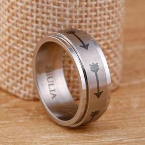 Bague de fiançailles tendance Jeulia en acier inoxydable plaqué or rose, anti-ternissement, avec flèche rotative pour homme - Product Image 6