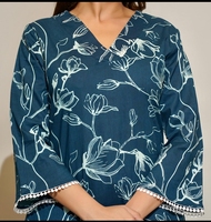 Indische Damen-Partykleidung 100% Baumwolle Elegante Bedruckte Kurtis Spitze Federn Knopf Stickerei Pelzbesatz Großhandel Weihnachtsgeschenk