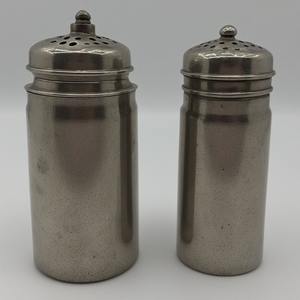 Moulin à sel et à poivre en bois fabriqué à la main avec une finition noire mate rustique artisanale offrant un accent décoratif - Product Image 6