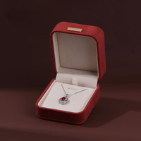 Boîte à bijoux de luxe en velours rouge avec plaque logo dorée et insert en papier d'art gaufré blanc pour emballage cadeau de collier et pendentif