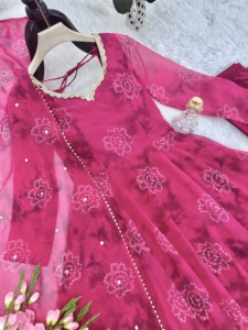 Ensemble de costume Anarkali imprimé Bandhani de luxe Unity avec dupatta en tissu de georgette doux, pour les fêtes et les occasions spéciales - Product Image 6