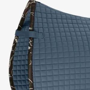 Tapis de selle de dressage en velours de luxe avec broderie de logo personnalisé, tapis d'équitation haut de gamme avec doublure anti-humidité et passepoil doré - Product Image 3