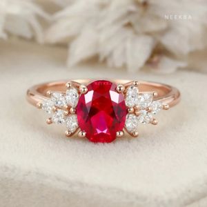 Bague en or massif 10 carats avec rubis de laboratoire de taille ovale 8*6mm, faite à la main, bague en grappe de rubis et de moissanite avec divers tons de métal personnalisables - Product Image 5