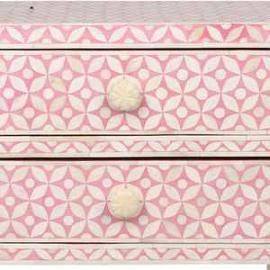 Mesita de noche con incrustaciones de hueso Natural Luxe Grace con un cajón con incrustaciones de fregona intrincadas personalizables para interiores elegantes - Product Image 3