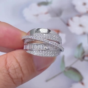 Bague en diamant de laboratoire 2.00ctw, forme double unique ronde et émeraude, D-E-F VVSVS, pour les passionnés de bijoux - Product Image 1