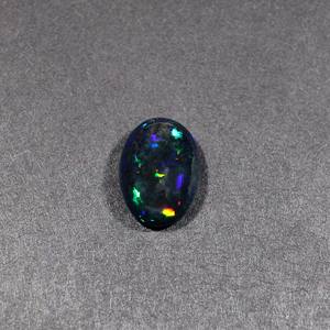 โอปอลสีดำธรรมชาติแบบมัลติไฟร์ ขนาด 15x11 มม. ทรงรี แบบคาโบชอง น้ำหนัก 4.10 กะรัต อัญมณีสำหรับทำเครื่องประดับ รุ่น IG23587 จาก Ishu Gems - Product Image 1