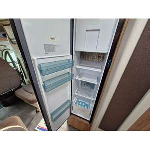 Autocaravana Usada Dethleffs Trend 7057 con Transmisión Manual de 6 Velocidades, 15,000 Millas, Cama Fija Tipo Isla - Product Image 4