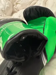 ถุงมือชกมวยหนังแท้สีดำและเขียวแบบกำหนดเอง สำหรับฝึกซ้อมและต่อยมวย  ตกแต่งด้วยสีเขียวแบบมืออาชีพ รับผลิตแบบ OEM/ODM ขายส่ง - Product Image 5