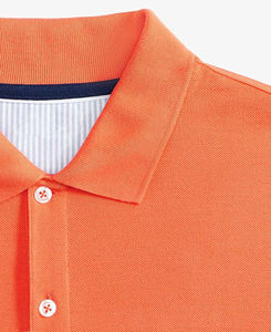 Polo personalizado para hombre, 100% algodón de alto gramaje, con logotipo impreso en DTG, color sólido, corte ajustado. - Product Image 5