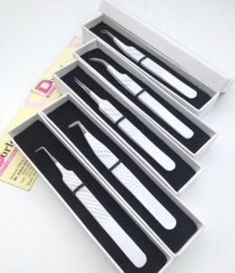 Pinzas de pestañas de agarre de diamante Pinzas de extensión de pestañas de volumen puntiagudo curvado con logotipo personalizado de acero inoxidable para pestañas. - Product Image 1