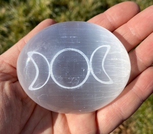 Piedra de selenita grabada, cristal ideal para todo tipo de energía, también ayuda a calmar el sueño - Product Image 1