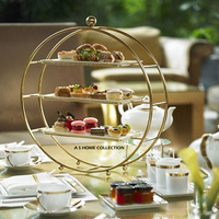 Support à gâteau en marbre blanc et métal, design tendance, fabrication artisanale, finitions de qualité, idéal pour les cadeaux de mariage